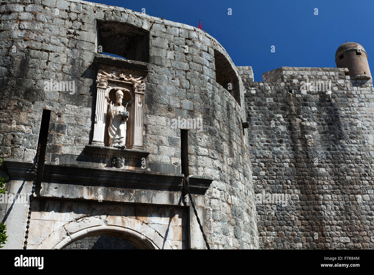 Statue des Heiligen Vlaho über Pile-Tor. Blasius ist der Schutzpatron der Stadt Dubrovnik und der Beschützer der unabhängigen R Stockfoto