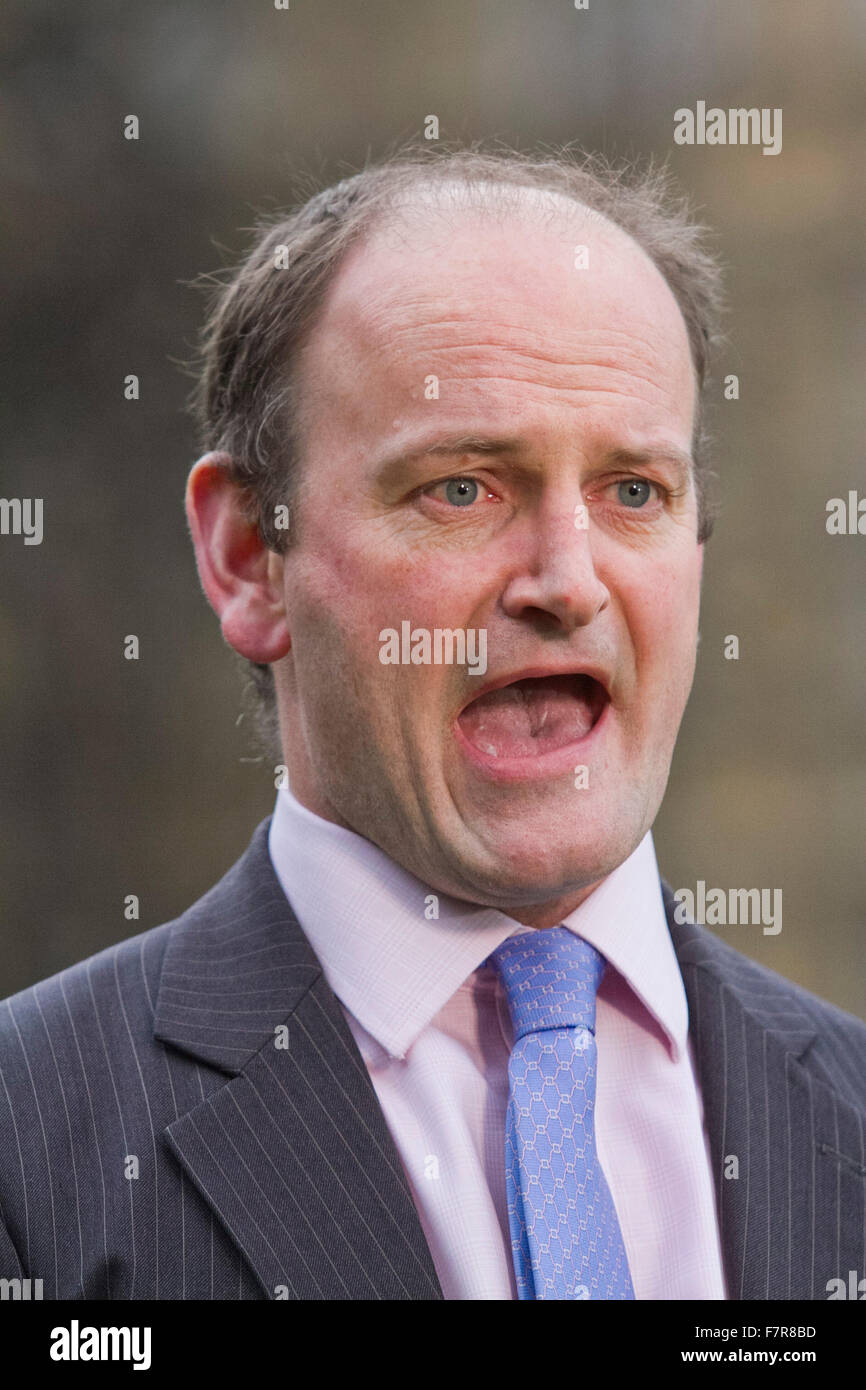 Westminster London, UK. 2. Dezember 2015. UKIP Member Of Parliament Douglas Carswell gibt seine Meinung über syrische Luftangriffe am College Green Tag Politiker Debatte Militäraktion gegen islamischen Staat Ziele Kredit nach Syrien unterstützen: Amer Ghazzal/Alamy Live-Nachrichten Stockfoto