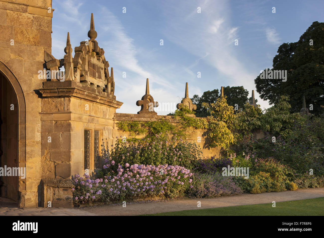 Das Torhaus in Hardwick Hall, Derbyshire. Hardwick Hall Estate besteht aus wunderschönen Häusern und schönen Landschaften. Stockfoto