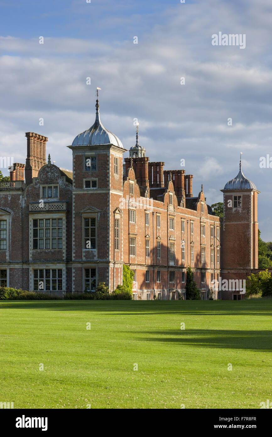Ansicht des Hauses von den Krokettrasen Blickling Estate, Norfolk. Blickling ist ein Turm aus rotem Backstein jakobinischen Herrenhaus, sitzen in wunderschönen Gärten und Parks. Stockfoto