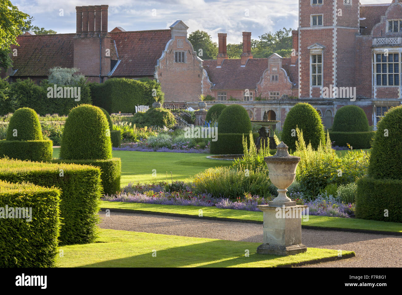 Der Garten mit dem Haus im Hintergrund in Blickling Estate, Norfolk. Blickling ist ein Turm aus rotem Backstein jakobinischen Herrenhaus, sitzen in wunderschönen Gärten und Parks. Stockfoto