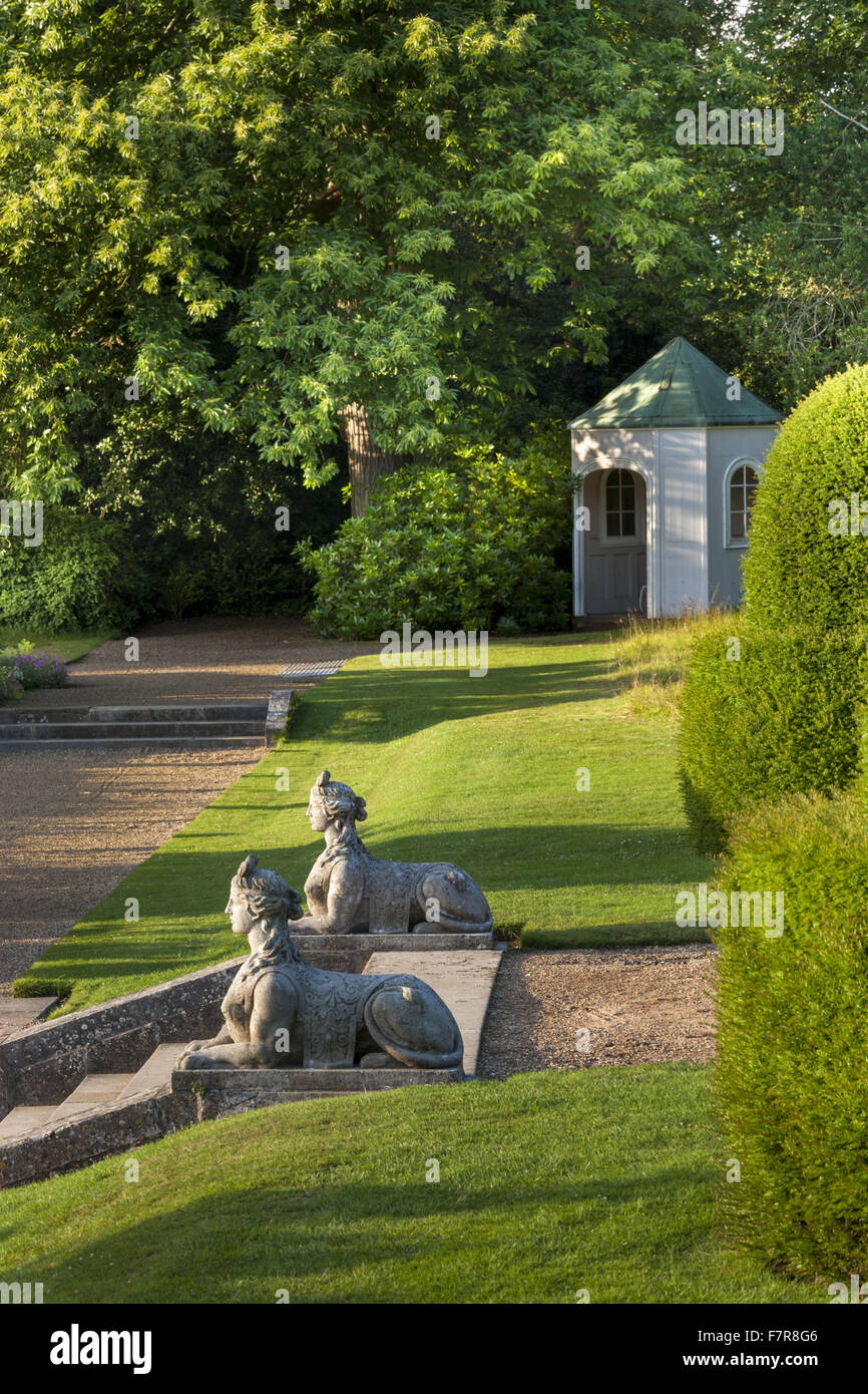 Sphinxen markieren die Schritte vom Parterre in den Tempel gehen Blickling Estate, Norfolk. Blickling ist ein Turm aus rotem Backstein jakobinischen Herrenhaus, sitzen in wunderschönen Gärten und Parks. Stockfoto