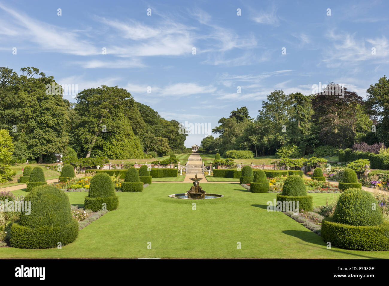 Die Parterre-Gartens betrachtet von der Long Gallery Blickling Estate, Norfolk. Blickling ist ein Turm aus rotem Backstein jakobinischen Herrenhaus, sitzen in wunderschönen Gärten und Parks. Stockfoto