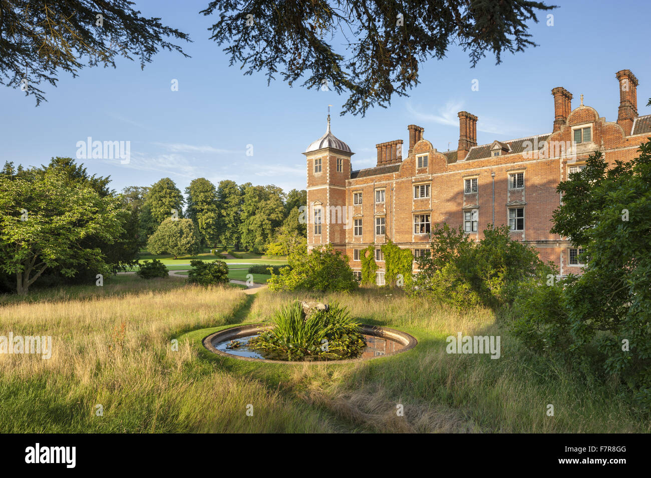 Die West-Garten am Blickling Estate, Norfolk. Blickling ist ein Turm aus rotem Backstein jakobinischen Herrenhaus, sitzen in wunderschönen Gärten und Parks. Stockfoto