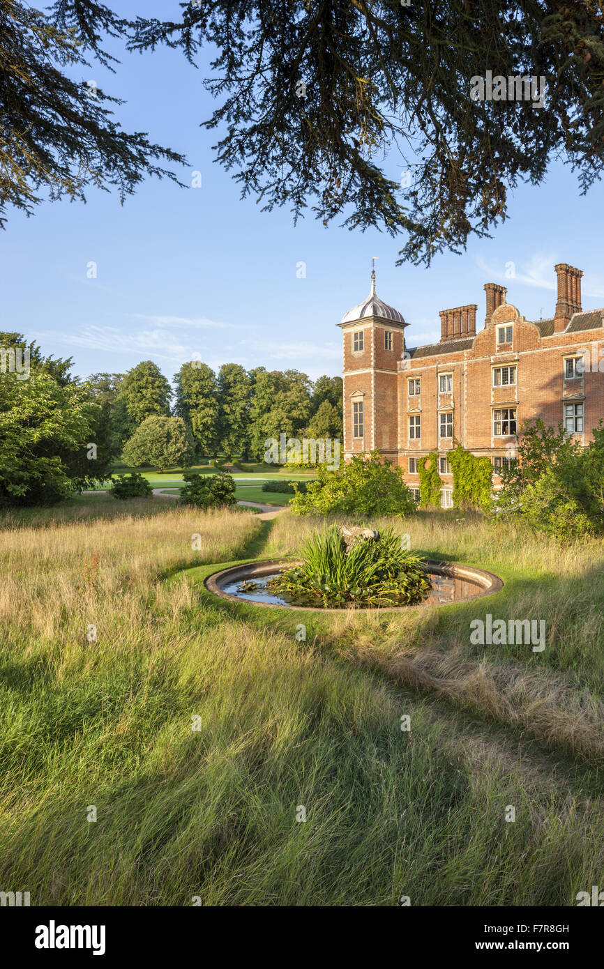 Die West-Garten am Blickling Estate, Norfolk. Blickling ist ein Turm aus rotem Backstein jakobinischen Herrenhaus, sitzen in wunderschönen Gärten und Parks. Stockfoto