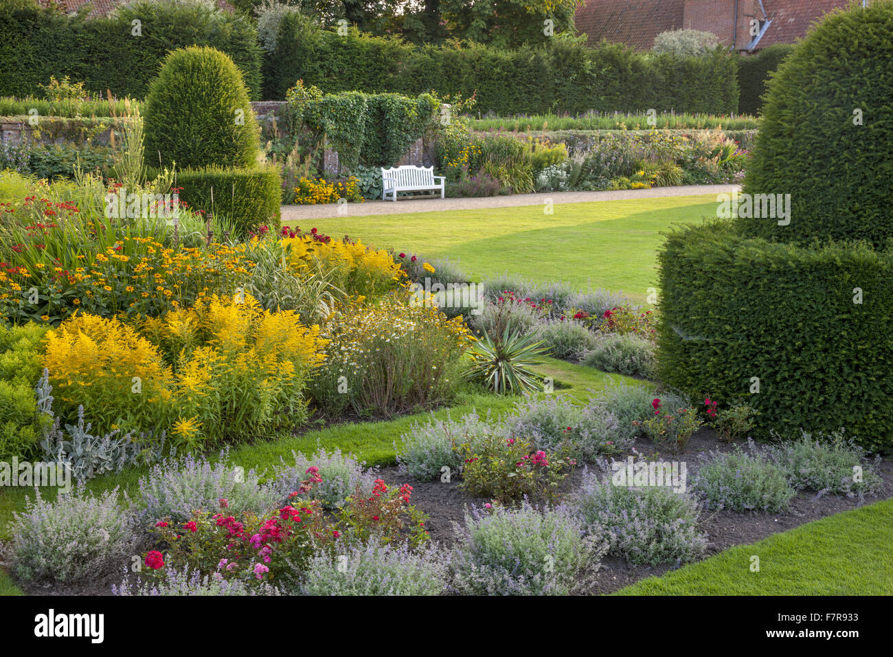 Die Parterre-Gartens in Blickling Estate, Norfolk. Blickling ist ein Turm aus rotem Backstein jakobinischen Herrenhaus, sitzen in wunderschönen Gärten und Parks. Stockfoto