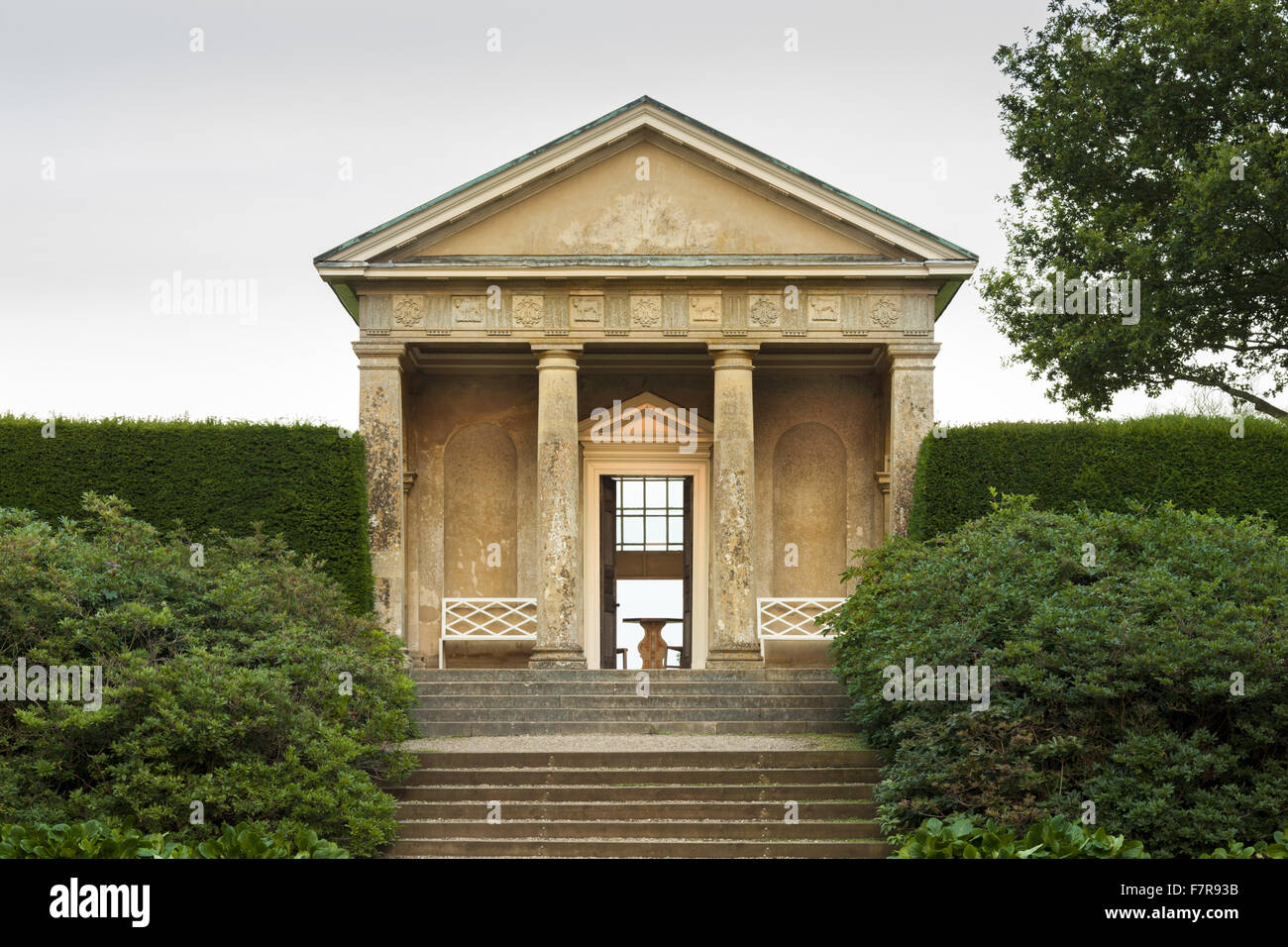 Der Tempel in Blickling Estate, Norfolk. Blickling ist ein Turm aus rotem Backstein jakobinischen Herrenhaus, sitzen in wunderschönen Gärten und Parks. Stockfoto