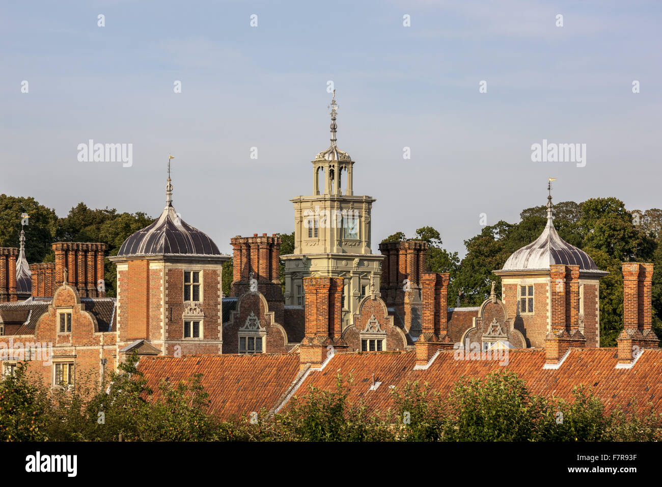 Die Dachlandschaft Blickling Estate, Norfolk. Blickling ist ein Turm aus rotem Backstein jakobinischen Herrenhaus, sitzen in wunderschönen Gärten und Parks. Stockfoto