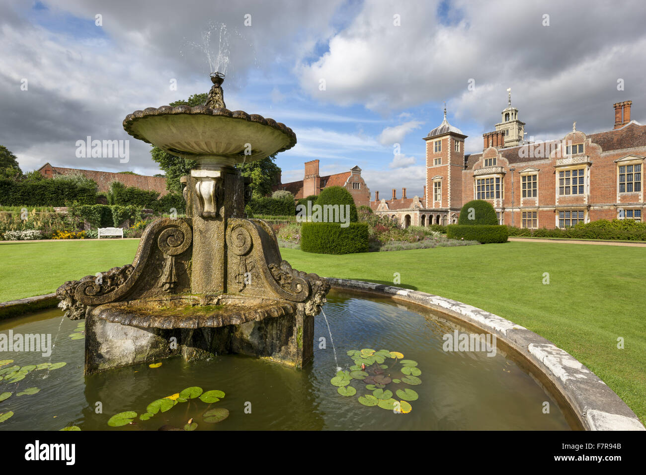 Der Brunnen auf dem Anwesen Blickling, Norfolk. Blickling ist ein Turm aus rotem Backstein jakobinischen Herrenhaus, sitzen in wunderschönen Gärten und Parks. Stockfoto