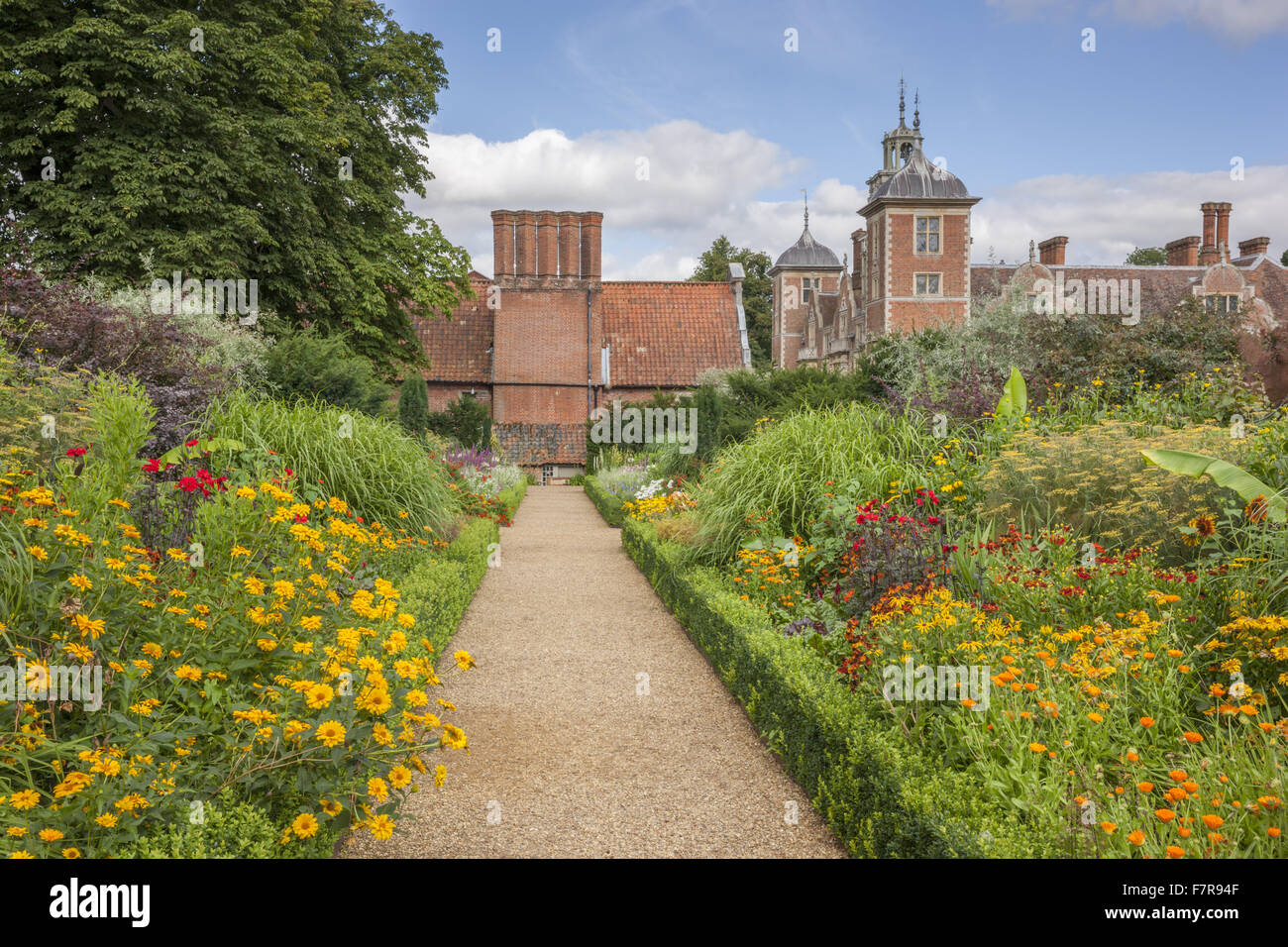 Der doppelten Rahmen Blickling Estate, Norfolk. Blickling ist ein Turm aus rotem Backstein jakobinischen Herrenhaus, sitzen in wunderschönen Gärten und Parks. Stockfoto