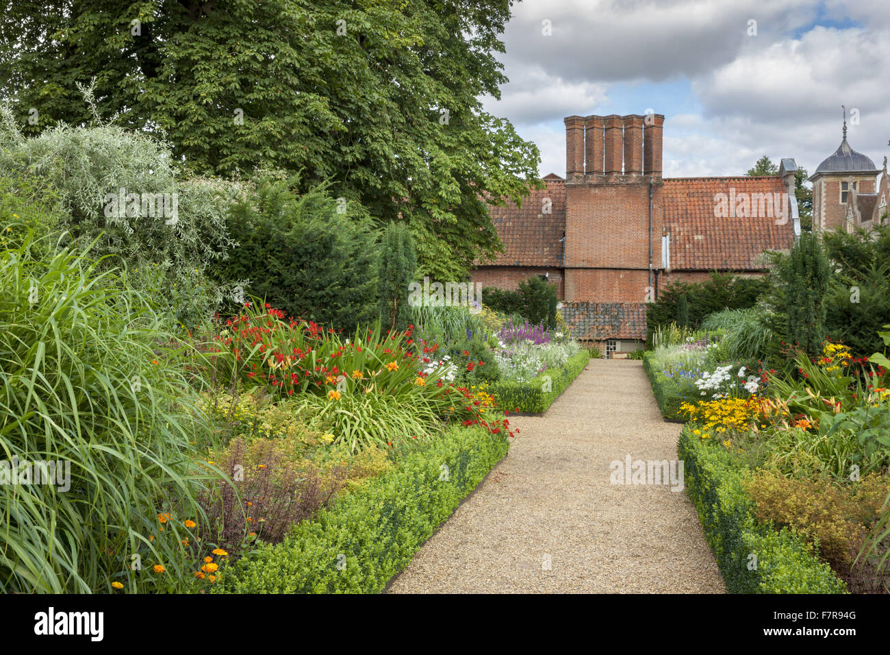Der doppelten Rahmen Blickling Estate, Norfolk. Blickling ist ein Turm aus rotem Backstein jakobinischen Herrenhaus, sitzen in wunderschönen Gärten und Parks. Stockfoto