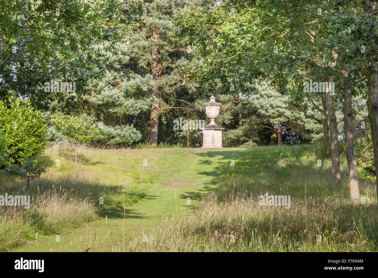 Urne am Ende eines Weges Grass Blickling Estate, Norfolk. Blickling ist ein Turm aus rotem Backstein jakobinischen Herrenhaus, sitzen in wunderschönen Gärten und Parks. Stockfoto