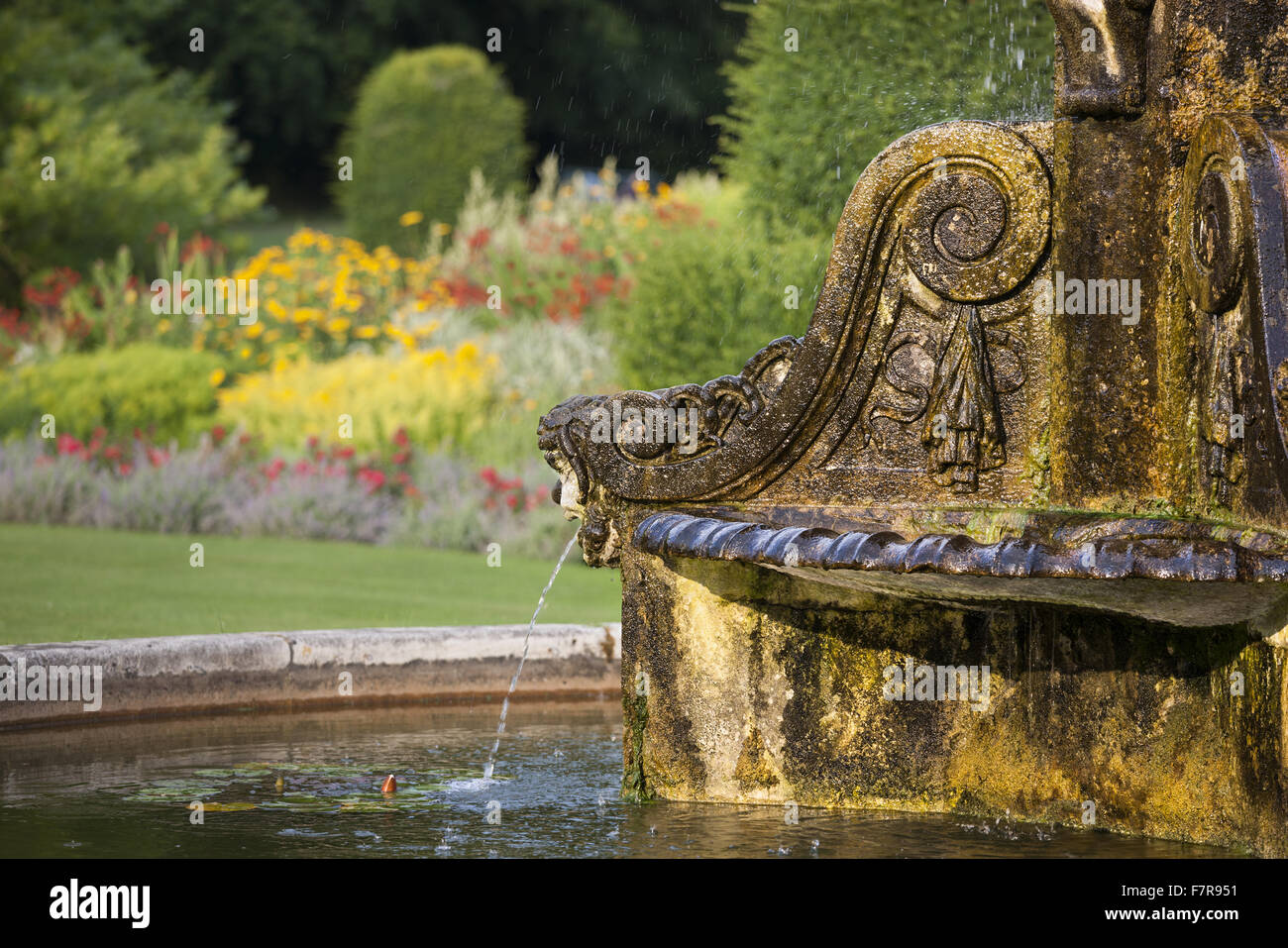 Der Brunnen in der Mitte des Parterres Gartens an Blickling Estate, Norfolk. Blickling ist ein Turm aus rotem Backstein jakobinischen Herrenhaus, sitzen in wunderschönen Gärten und Parks. Stockfoto