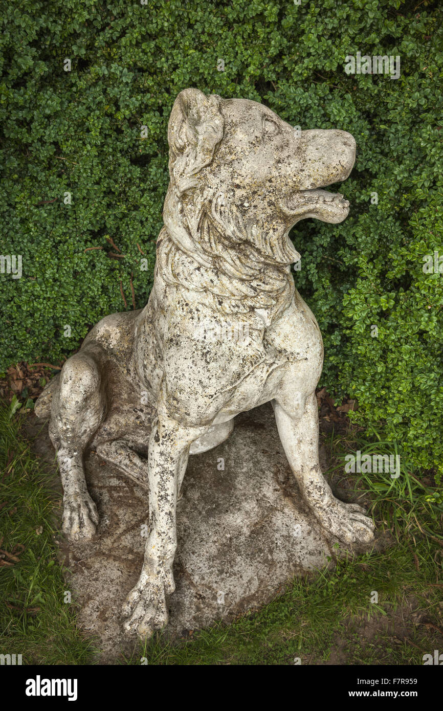 Statue von Hund Alcibiades im Garten am Blickling Estate, Norfolk. Blickling ist ein Turm aus rotem Backstein jakobinischen Herrenhaus, sitzen in wunderschönen Gärten und Parks. Stockfoto