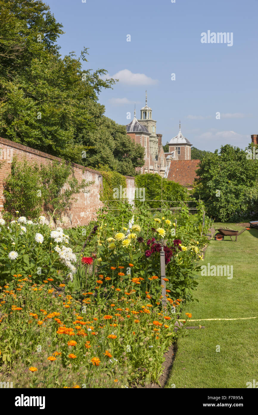 Der ummauerte Garten Blickling Estate, Norfolk. Blickling ist ein Turm aus rotem Backstein jakobinischen Herrenhaus, sitzen in wunderschönen Gärten und Parks. Stockfoto