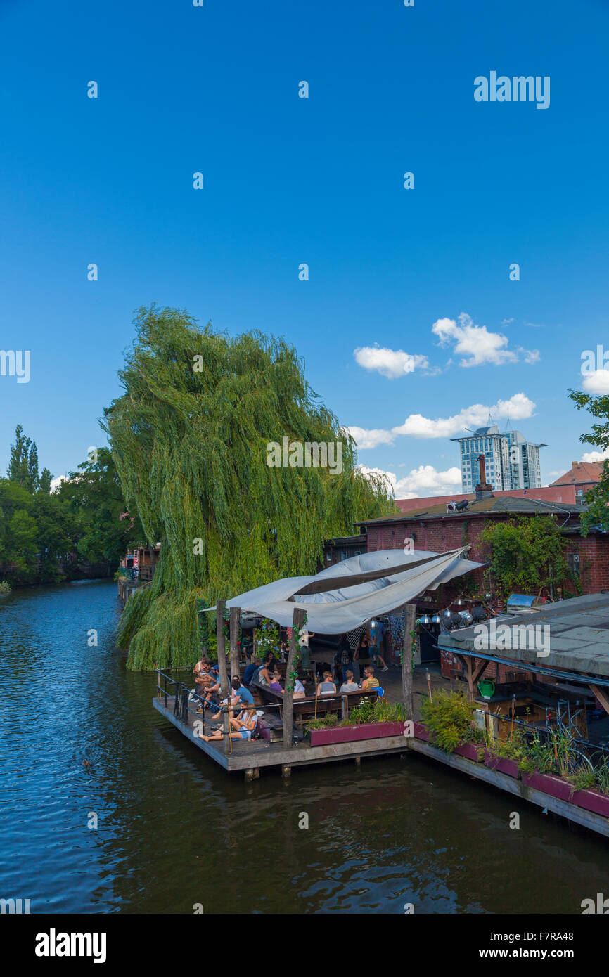 Berliner Bar entlang eines Flusses Stockfoto