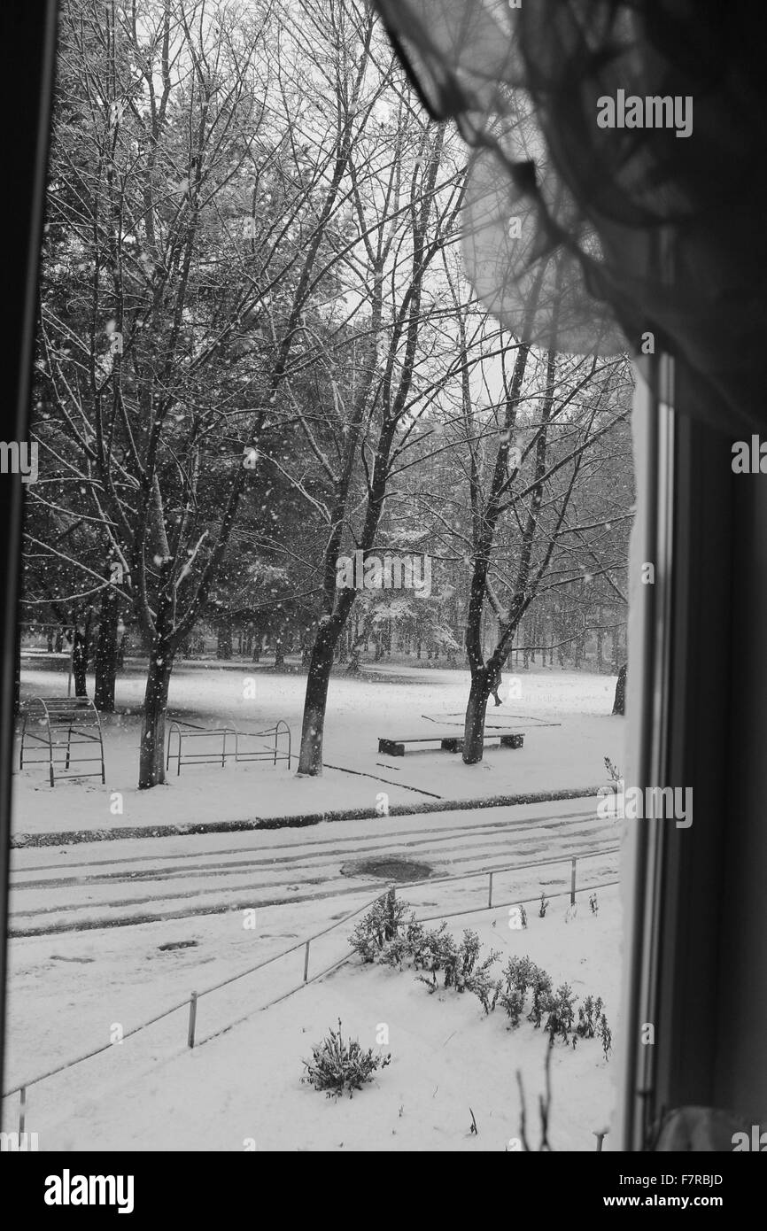 Blick durch das Fenster auf verschneiten Wintertag Stockfoto