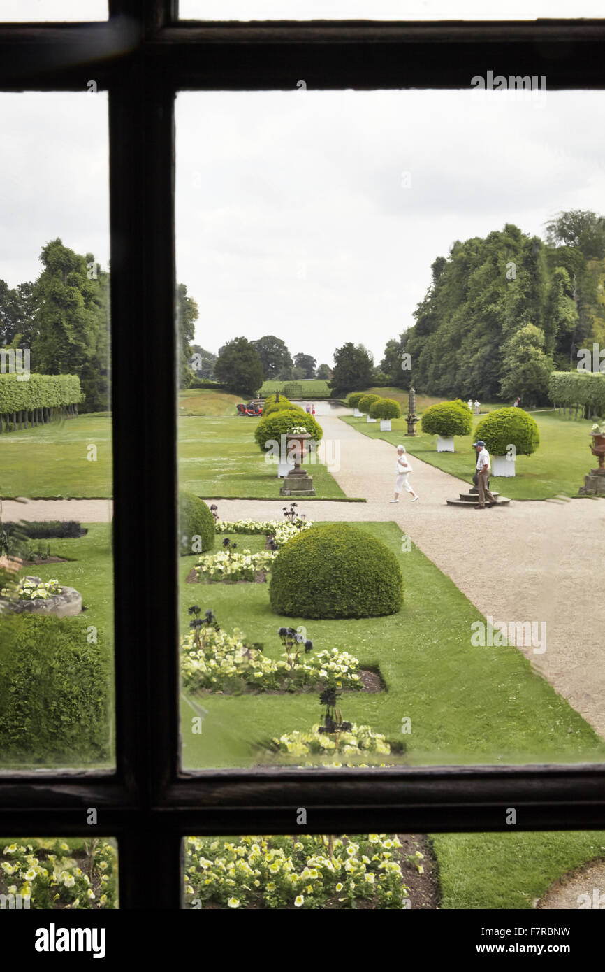 Blick aus einem Fenster bei Erdigg, Clwyd. Erdigg in Wrexham erzählt die Geschichte der Beziehung zwischen dem Adel und dem Diener, die in diesem Haus gelebt. Stockfoto