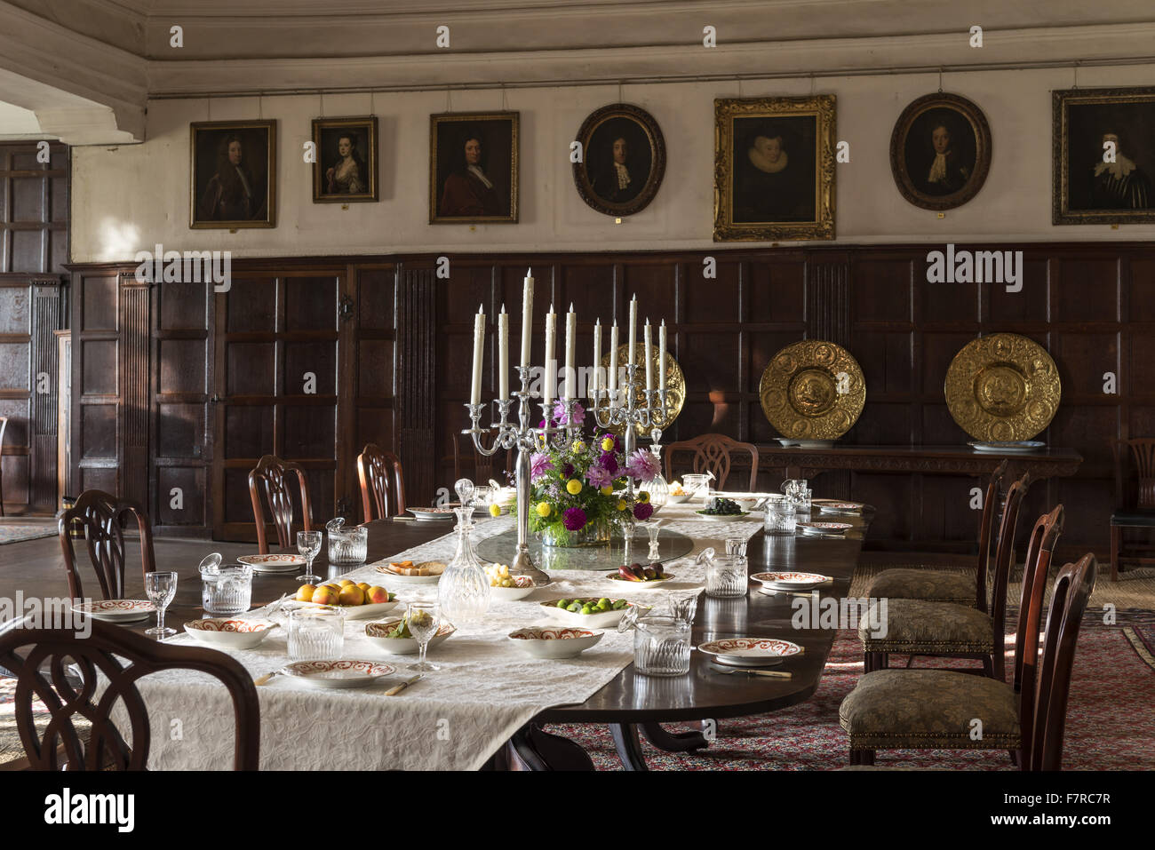 Das Esszimmer in Hardwick Hall, Derbyshire. Hardwick Hall entstand Ende des 16. Jahrhunderts für Bess of Hardwick. Stockfoto