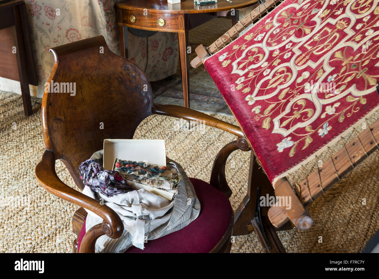 Detail der Salon in Hardwick Hall, Derbyshire. Hardwick Hall entstand Ende des 16. Jahrhunderts für Bess of Hardwick. Sichtbar sind die Herzogin Handarbeit Tasche und ein Stück ihrer Stickerei. Stockfoto