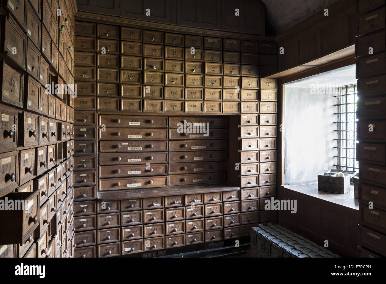 Das Muniment Zimmer in Hardwick Hall, Derbyshire. Ab 1603 untergebracht dieses Zimmer "Muniments" (notariellen Urkunden und andere Dokumente) für die Hardwick Stände. Hardwick Hall entstand Ende des 16. Jahrhunderts für Bess of Hardwick. Stockfoto