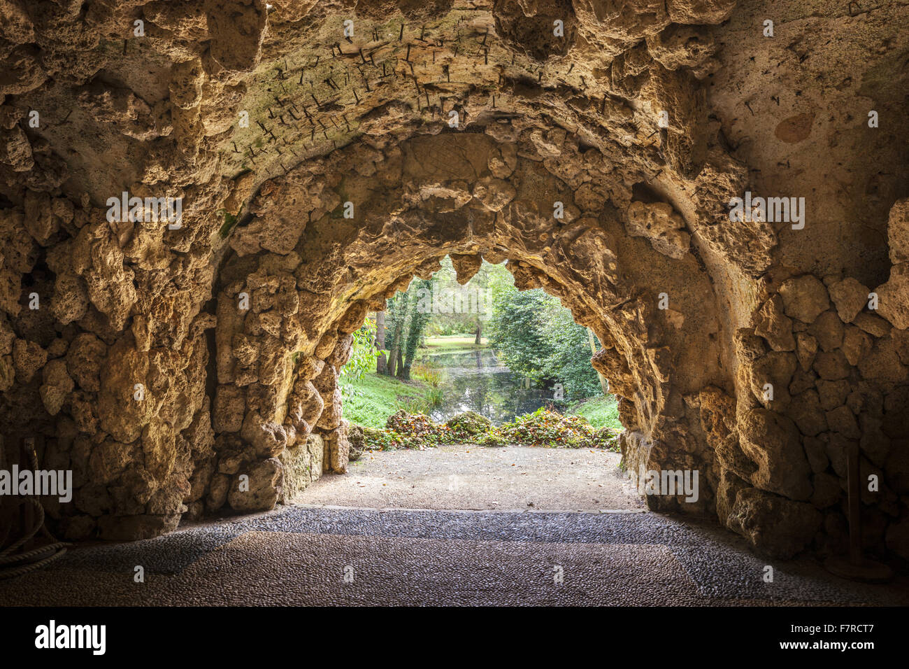 Die Grotte in Stowe, Buckinghamshire. Stowe ist ein Garten aus dem 18. Jahrhundert und umfasst mehr als 40 historische Tempel und Monumente. Stockfoto
