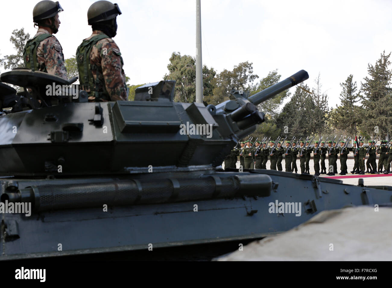 Amman. 2. Dezember 2015. Jordanischen Streitkräfte warten auf die Ankunft der jordanische König Abdullah II. vor der Zeremonie des neuen Königs Farben und Regiments Flaggen Schwadronen von Hamzah Bin Abdul Mutalib Brigade "Sayyed Al Shuhada" Royal Guard und 15. Khaled Bin Al Walid/Special Tasks Bataillon, in Amman, Jordanien, 2. Dezember 2015 vorlegen. © Xinhua/Alamy Live-Nachrichten Stockfoto