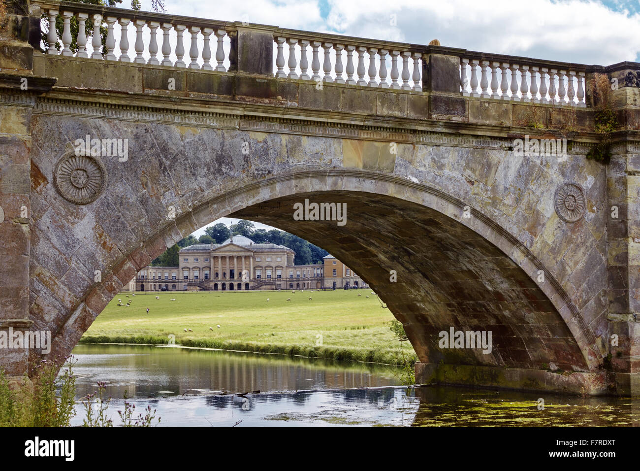 Eine Brücke in Kedleston Hall, Derbyshire. Kedleston ist eines der größten und vollkommensten fertigen aller Eigenschaften, die von Robert Adam entworfen. Stockfoto