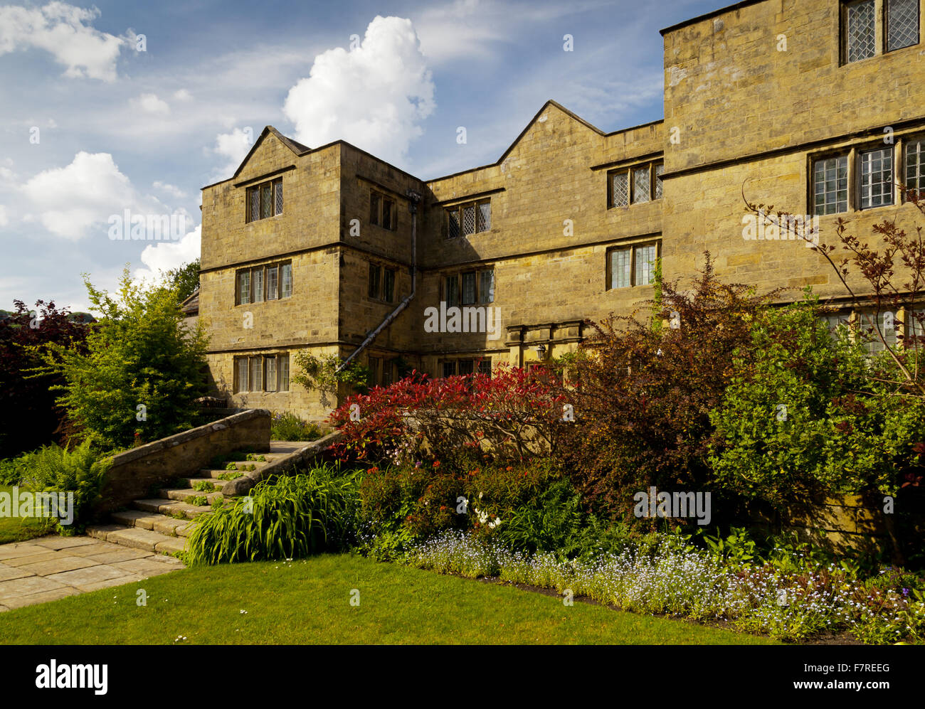 Die Vorderseite der Eyam Hall und Craft Centre, Derbyshire. Eyam Hall ist ein unberührter Beispiel für ein Gritstone jakobinischen Herrenhaus inmitten eines ummauerten Garten. Stockfoto