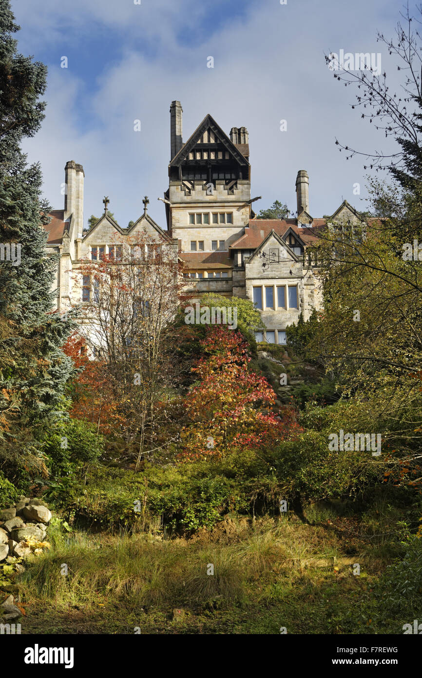 Ansicht des Hauses, mit herbstlichen Bäumen im Vordergrund, Cragside, Northumberland. Stockfoto