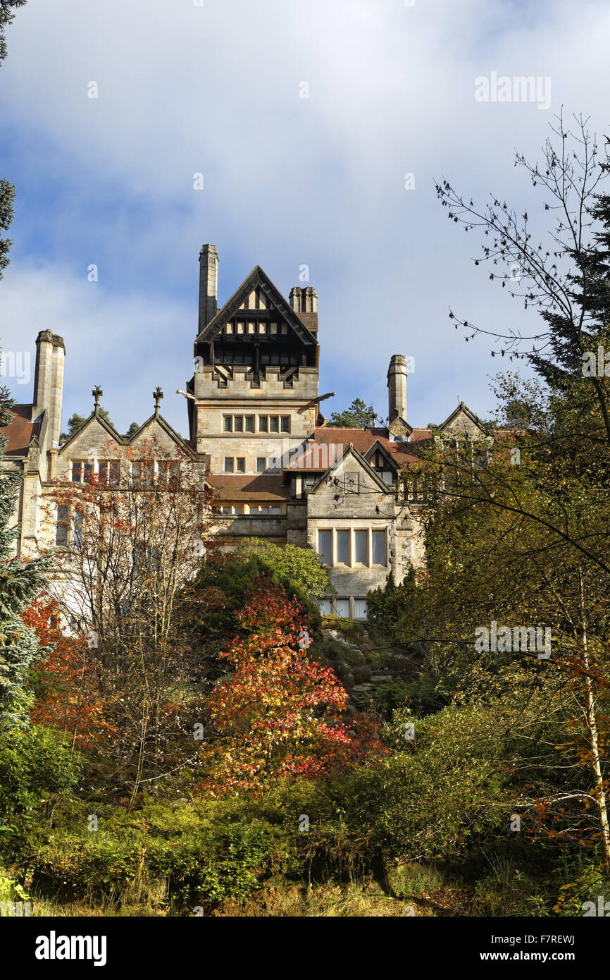 Ansicht des Hauses, mit herbstlichen Bäumen im Vordergrund, Cragside, Northumberland. Stockfoto