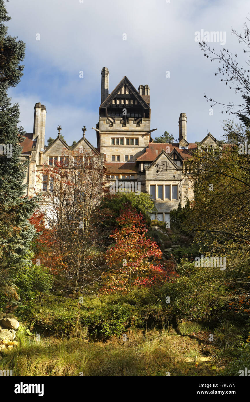 Ansicht des Hauses, mit herbstlichen Bäumen im Vordergrund, Cragside, Northumberland. Stockfoto