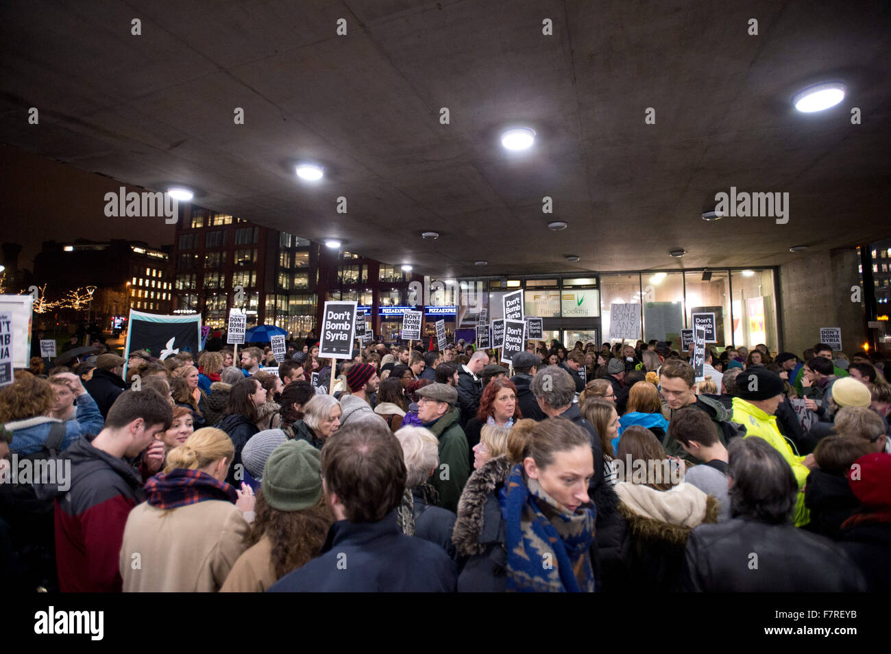 Manchester, UK. 2. Dezember 2015. Demonstranten versammeln sich im Bereich Piccadilly Gardens von Manchester, MPs, gegen eine Aktion der Bombardierung strategischer Ziele in Syrien stimmen zu fordern. Bildnachweis: Russell Hart/Alamy Live-Nachrichten Stockfoto