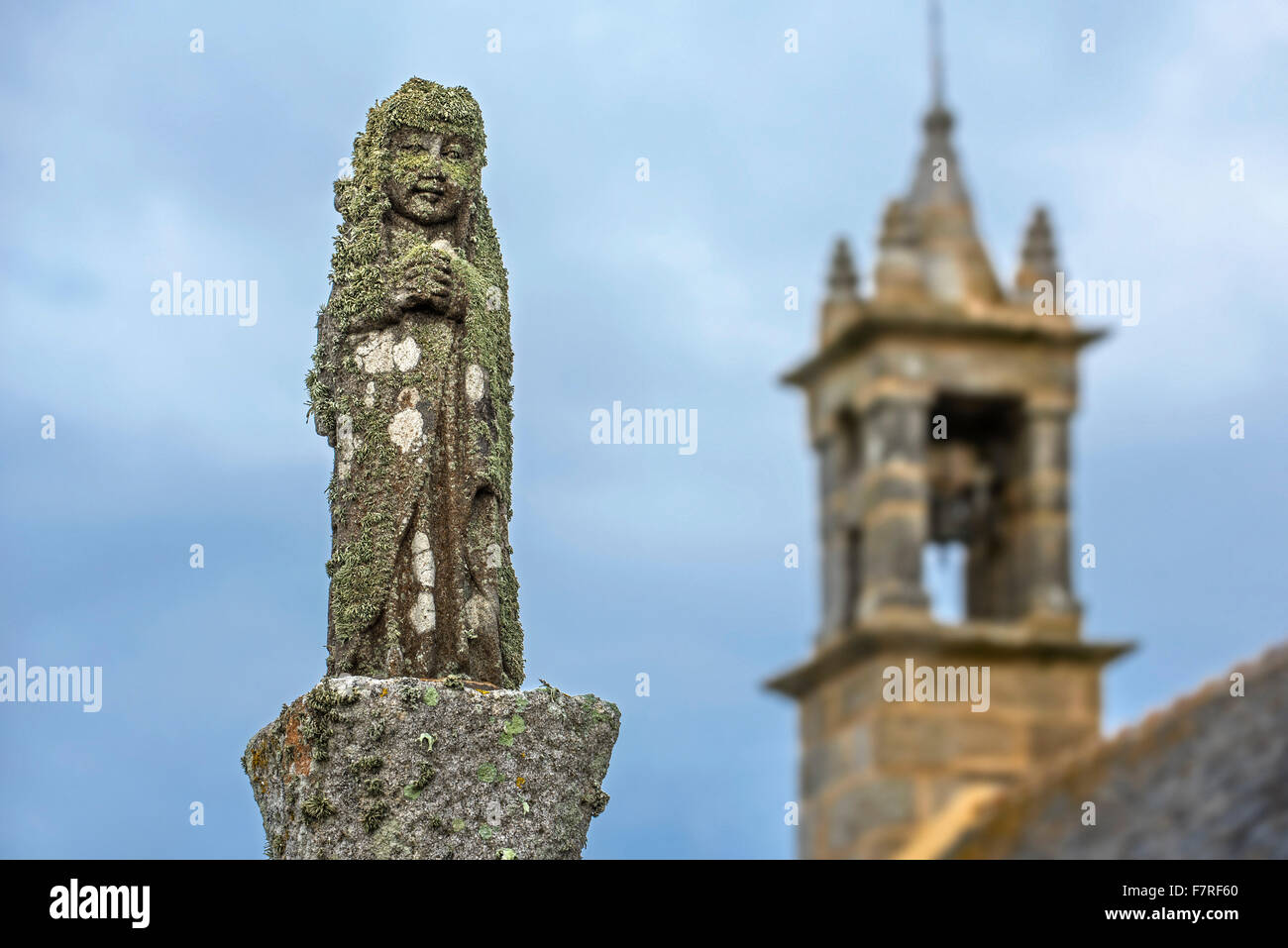 Verwitterte religiöse Statue bedeckt in Flechten an Kapelle Chapelle Saint-sie, Pointe du Van, Cléden-Cap-Sizun, Bretagne Stockfoto
