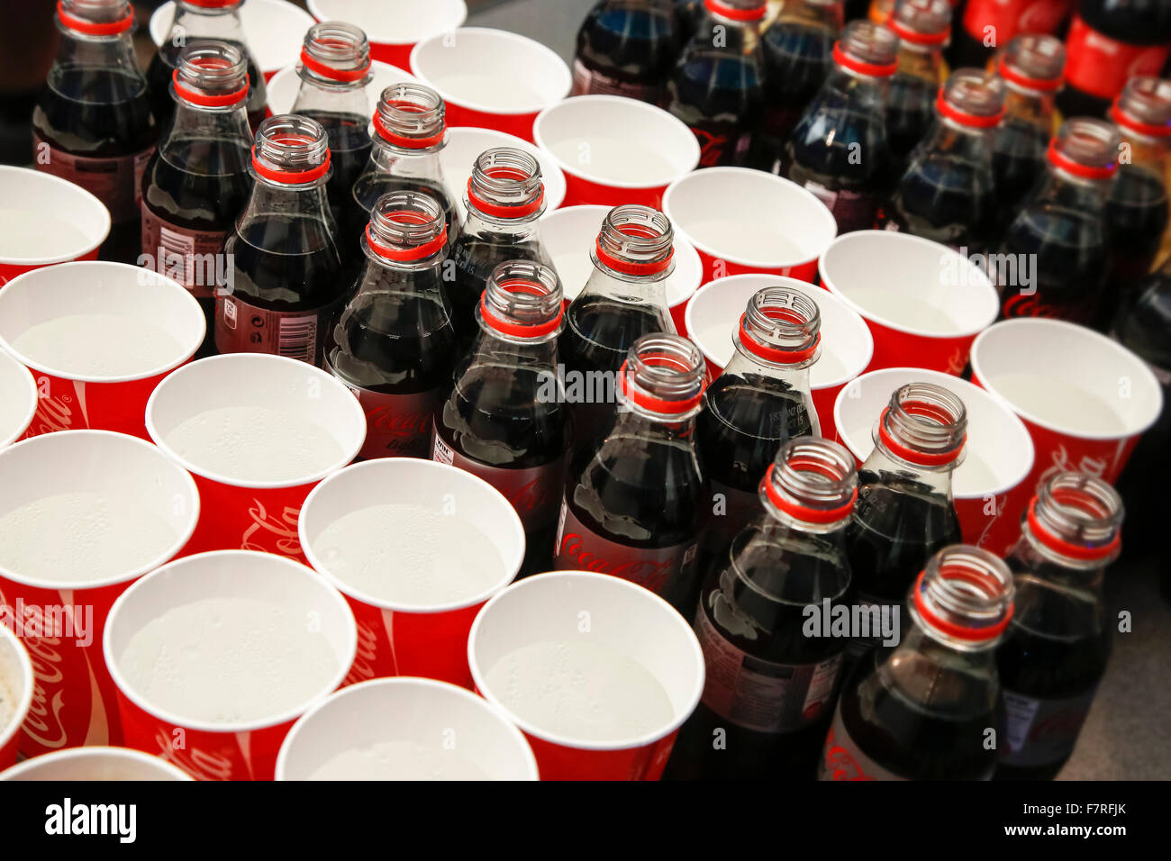 Offenen Kunststoff Coca Colaflaschen und Wegwerf Becher mit Wasser mit Kohlensäure bei Veranstaltung Stockfoto