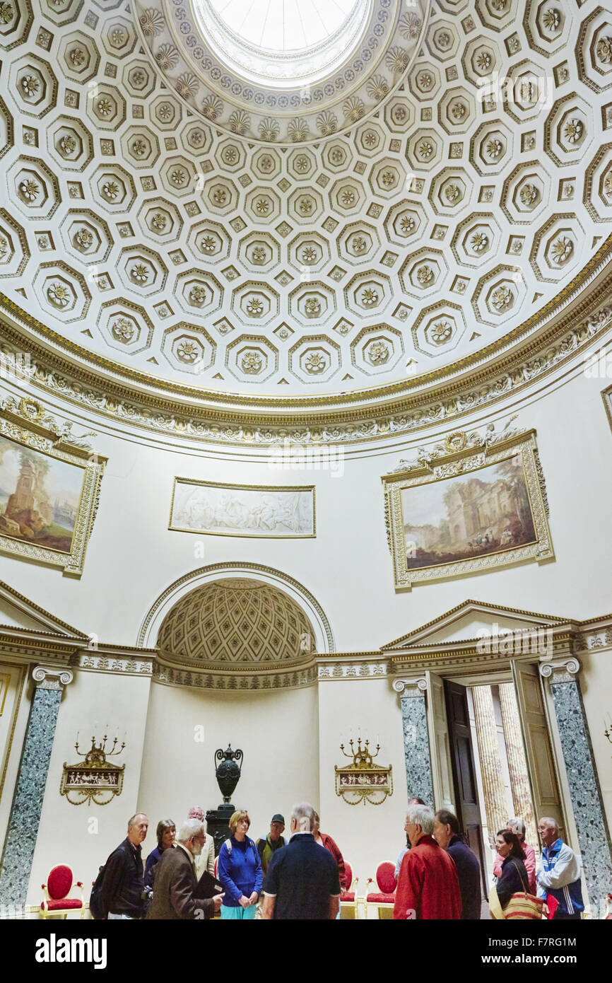 Besucher im Saloon in Kedleston Hall, Derbyshire. Kedleston ist eines der größten und vollkommensten fertige Häuser, entworfen von Robert Adams. Stockfoto