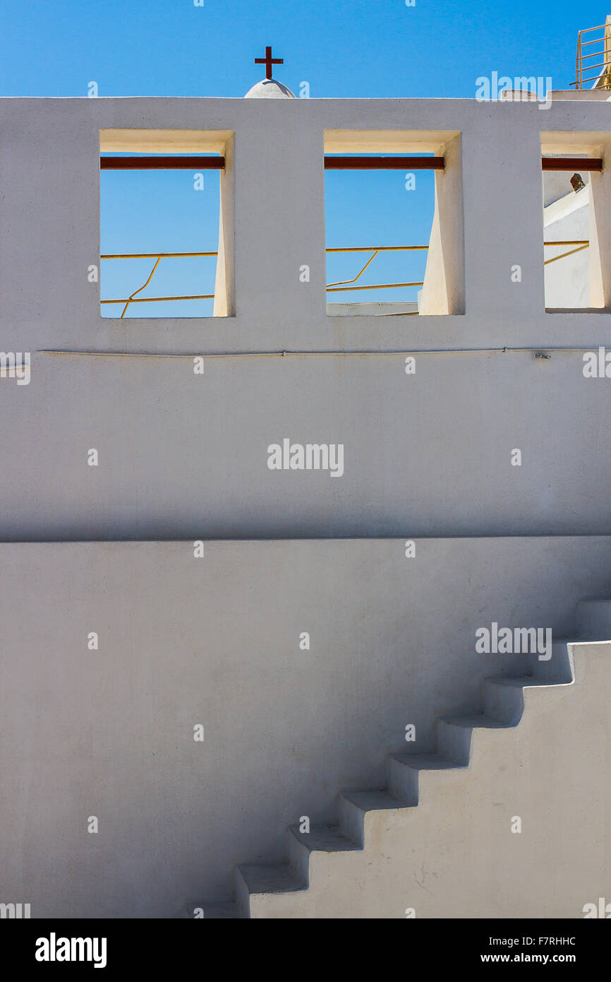 Weiße Treppe in Santorini Mith textfreiraum überqueren Stockfoto