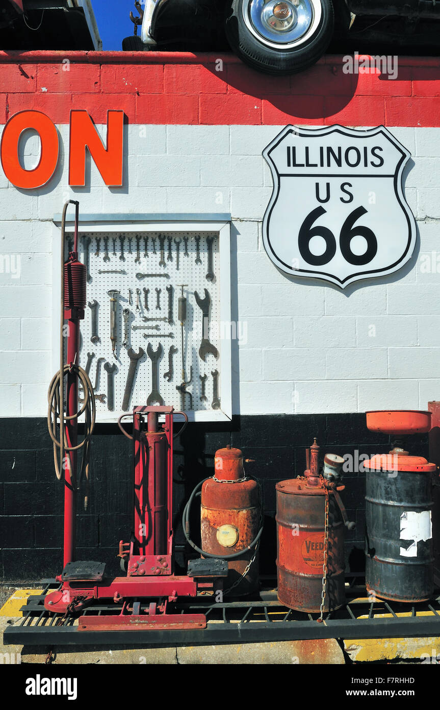 Jahrgang, Pumpen, Werkzeuge und sonstige Ausrüstung an einer Garage und Abschleppdienst auf dem alten historischen US Route 66 route. Joliet, Illinois, USA. Stockfoto
