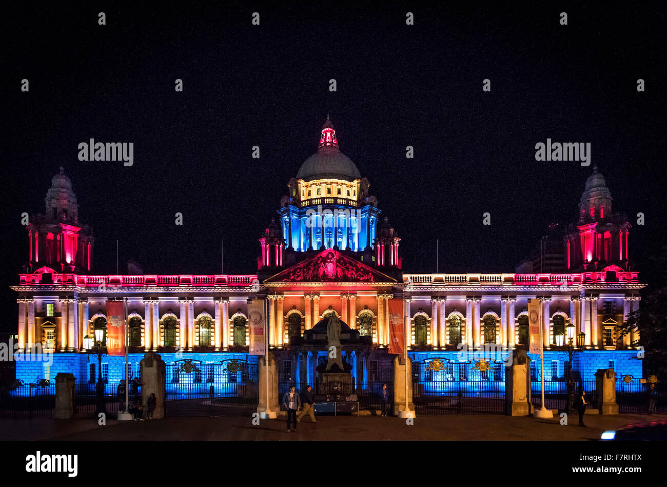 Der Belfast City Hall bei Nacht Donegal Square-Nordirland Stockfoto