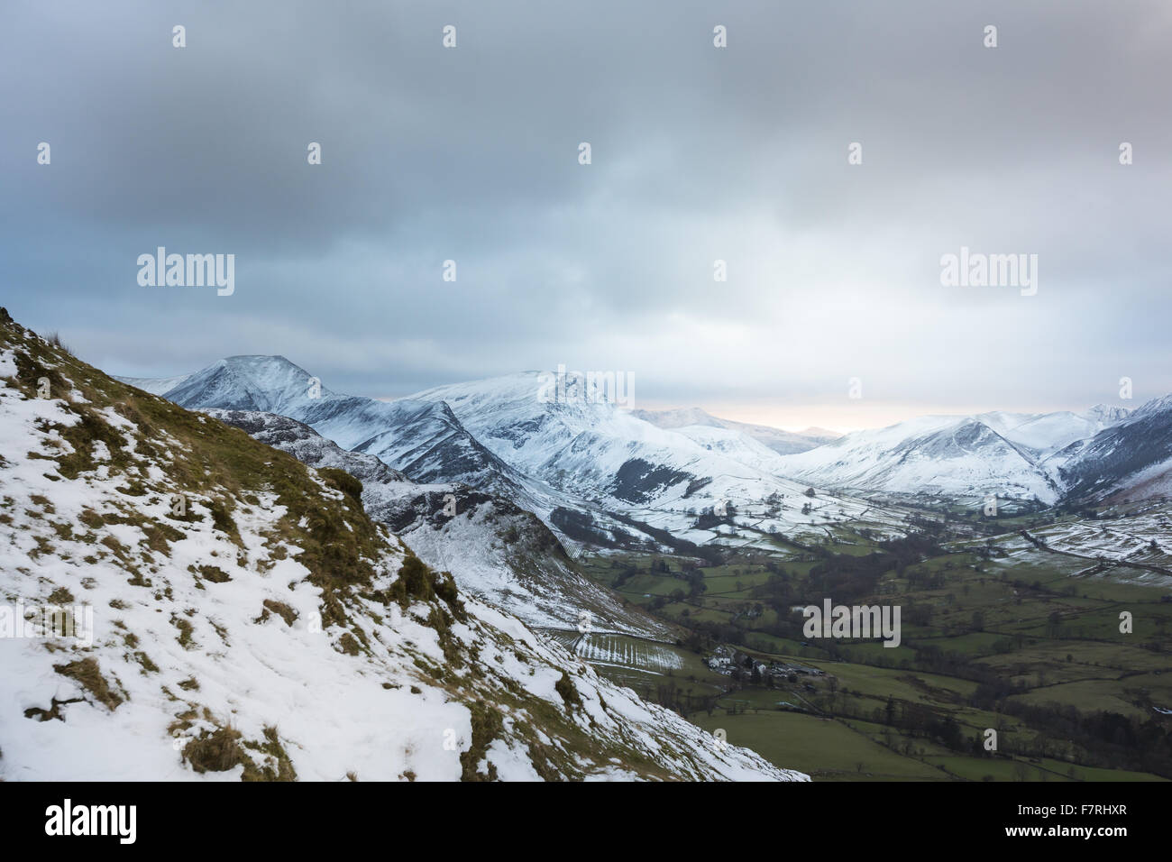 Dramatischen Blick auf die verschneiten Cat-Glocken reicht, Borrowdale und Derwentwater, Keswick, Cumbria Stockfoto