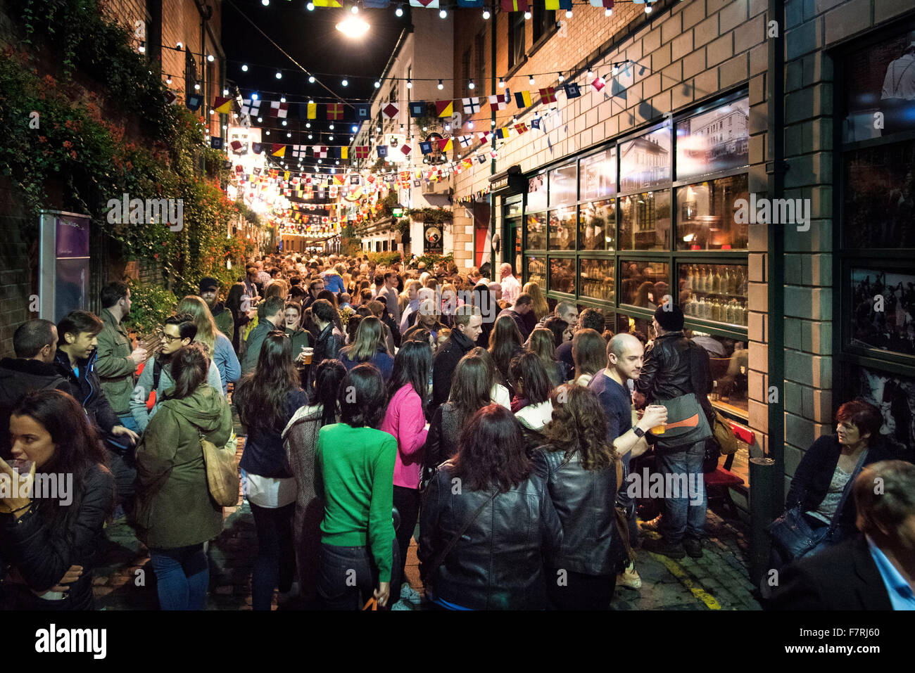 Belfast Kulturnacht Massen Kneipen Bars Herzog York Nordirland Stockfoto