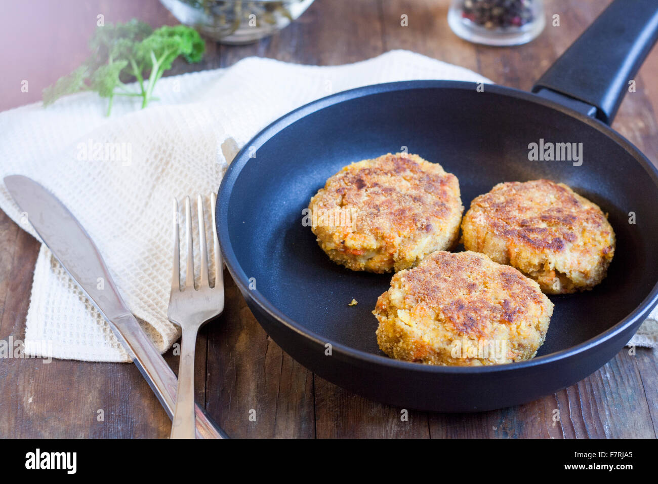 Burger (Schnitzel) In The Frying Pan. Burger (Schnitzel) in der Pfanne auf dem Holztisch Stockfoto