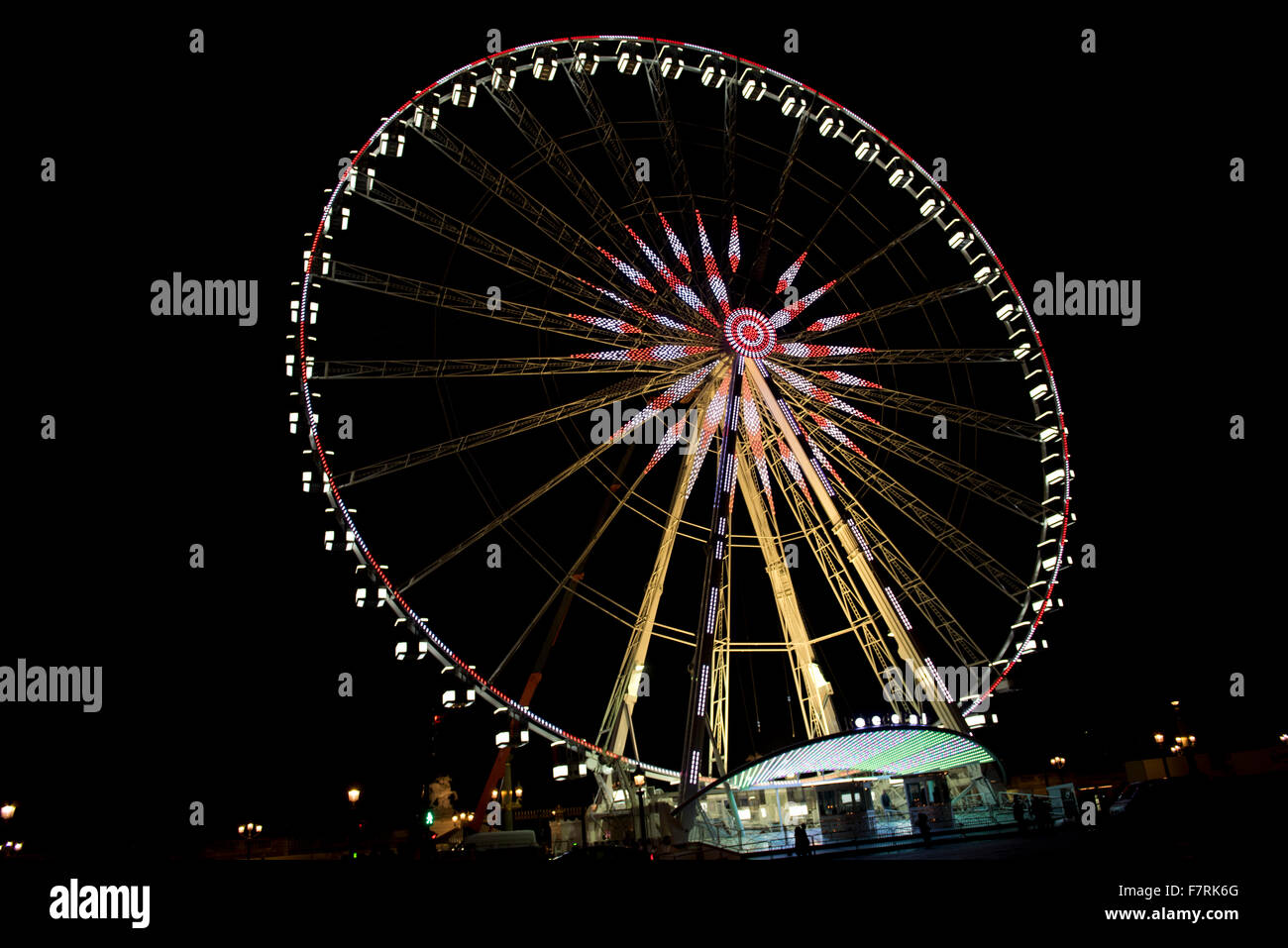 Die beleuchtete Riesenrad auf der Place De La Concorde, Paris, Frankreich Stockfoto