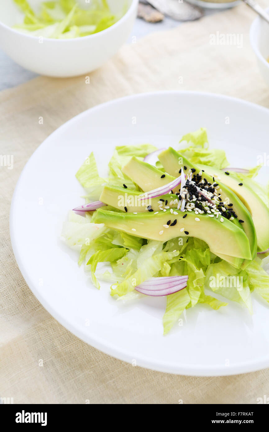 frische Avocado-Salat auf Teller, Essen Stockfoto