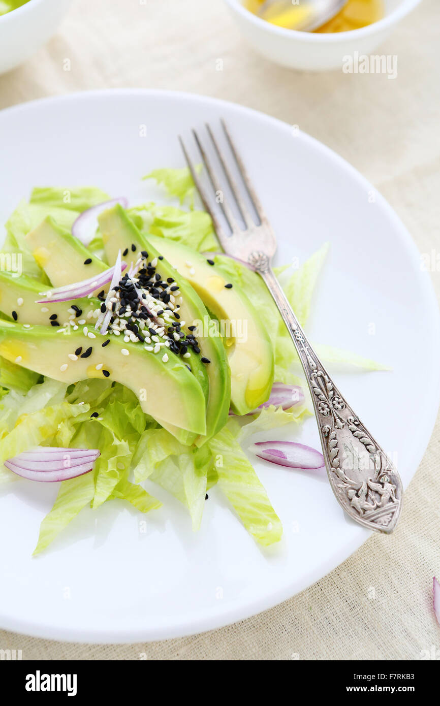 Avocadoscheiben in Salat, gesunde Ernährung Stockfoto