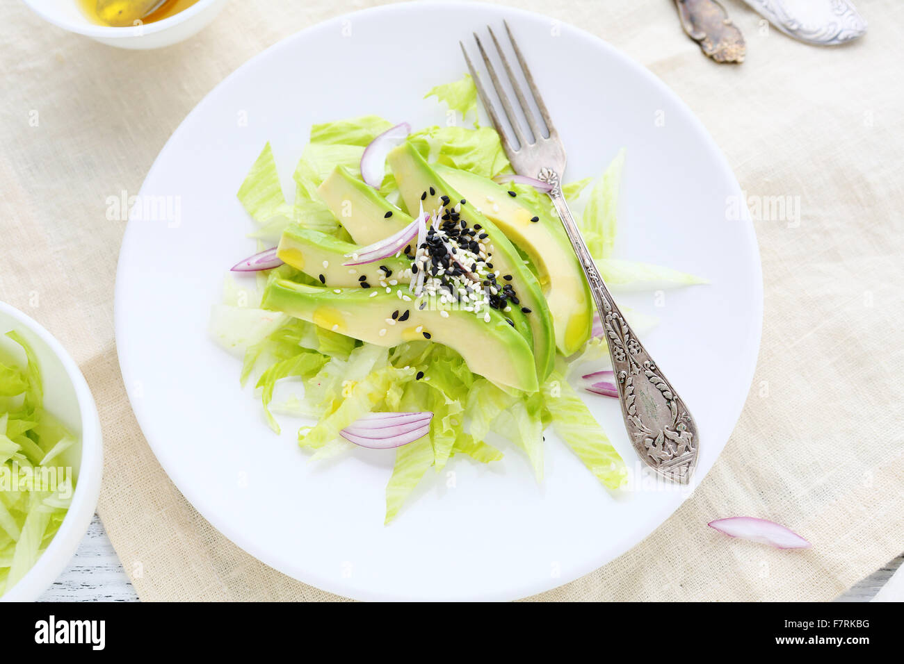 Diät-Salat mit Kopfsalat und Avocado, Lebensmittel-Draufsicht Stockfoto