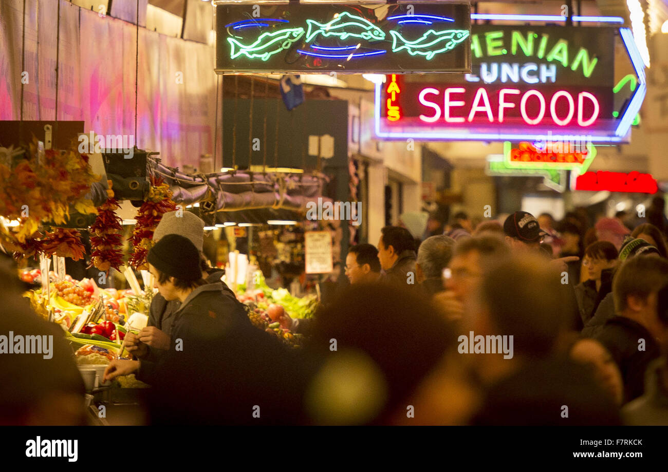 Seattle, Washington, USA. 23. November 2015. Pike Place Market in Seattle begann im Jahr 1907 und wurde entwickelt, um kleine Landwirte und Fischer sowie die Macher von anderen Gütern zu profitieren. Pike Place Market entlang der Waterfront Seattle entlang Elliott Bay gelegen und besteht aus nicht entlang Pike Place, einer Stadtstraße, aber auch mehrere Stockwerke unter sowie. Pike Place Market hat im Laufe der Jahre einige Veränderungen durchgemacht, aber behielt seinen Charme der alten Welt die Touristen aus der ganzen Welt. ---Auf dem Foto © David Bro/ZUMA Draht/Alamy Live News Stockfoto