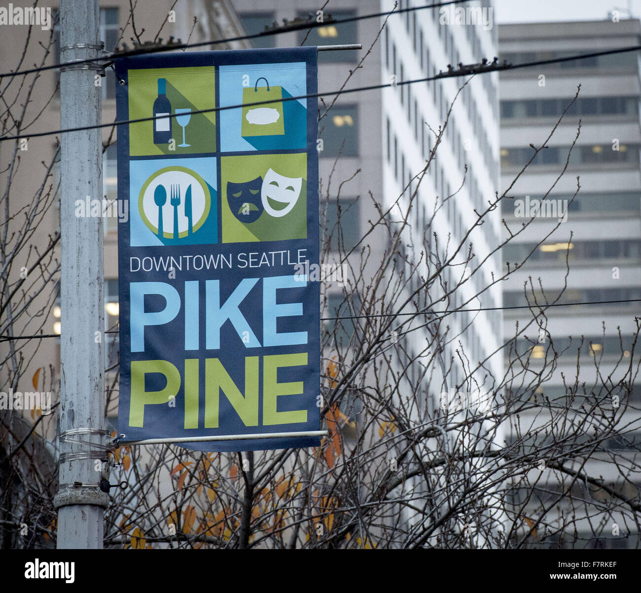 Seattle, Washington, USA. 23. November 2015. Pike Place Market in Seattle begann im Jahr 1907 und wurde entwickelt, um kleine Landwirte und Fischer sowie die Macher von anderen Gütern zu profitieren. Pike Place Market entlang der Waterfront Seattle entlang Elliott Bay gelegen und besteht aus nicht entlang Pike Place, einer Stadtstraße, aber auch mehrere Stockwerke unter sowie. Pike Place Market hat im Laufe der Jahre einige Veränderungen durchgemacht, aber behielt seinen Charme der alten Welt die Touristen aus der ganzen Welt. ---Auf dem Foto fördert die Stadt Seattle Banner Pike Place und Pine Street wie eine Unterhaltung cent Stockfoto