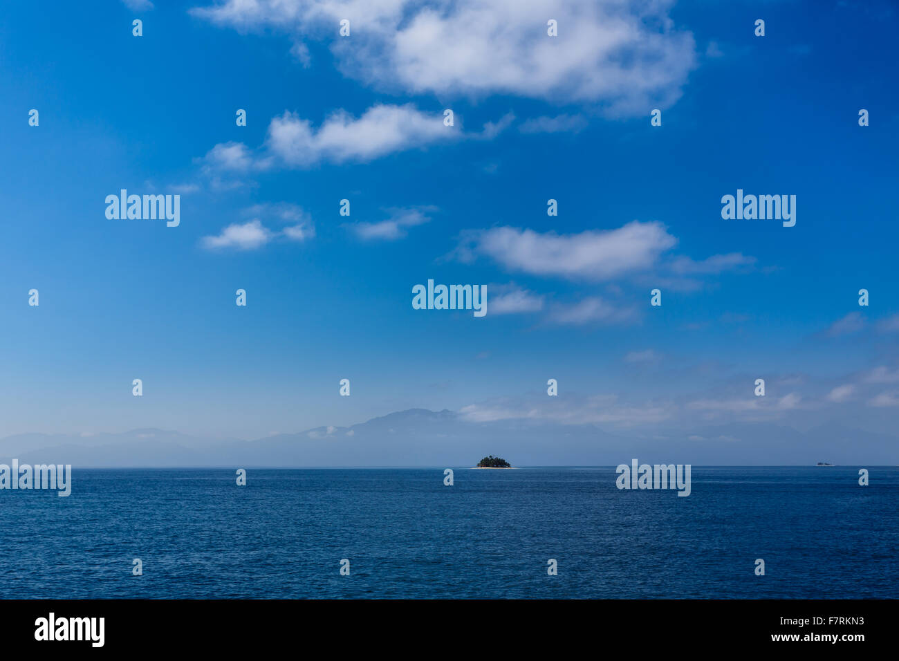 Langstrecken Sie-Blick auf die kleine isolierte Cochinos Cays Insel in die Weite des schönen tropischen Gewässern der Karibik Stockfoto Langstrecken Sie-Blick auf die kleine isolierte Cochinos Cays Insel in die Weite des schönen tropischen Gewässern der Karibik Stockfoto