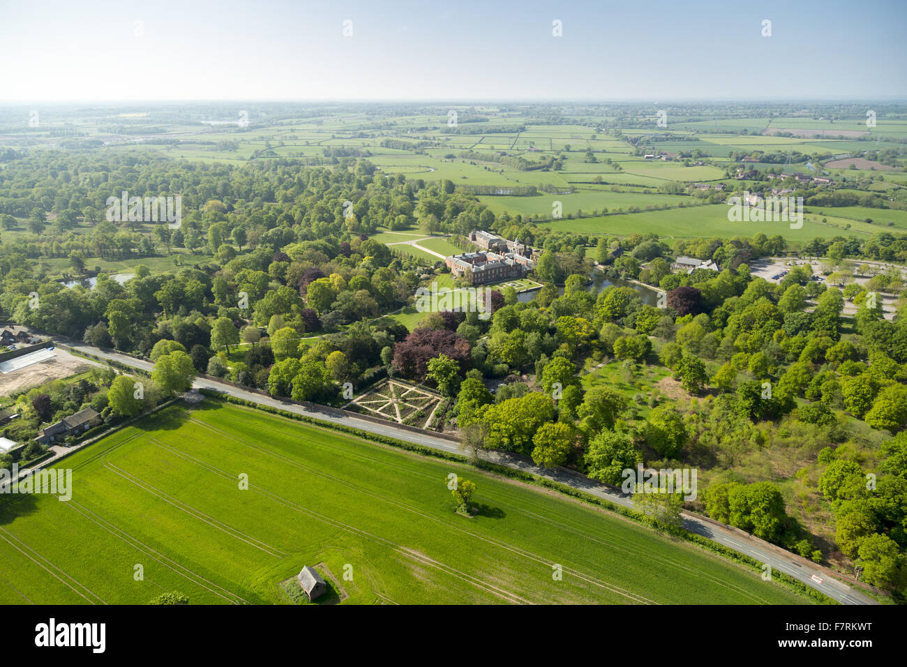 Eine Luftaufnahme von Dunham Massey ist Stamford Militärkrankenhaus, Cheshire. Stockfoto